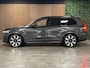 Volvo XC90 T8 AWD Recharge Ultra Dark | Vol! | Bowers & Wilkins | Luchtvering | Stoelventilatie | Trekhaak | 360 Camera | Head-Up Display | Stoelmassage | 455pk | Adaptieve Cruise Control | Stoelverwarming voor+achter | Stuurwielverwarming | Schuifdak | 21 Inch | Full LED Meesturende koplampen | Pilot Assist | BLIS Dode Hoek Detectie | Alcantara hemelbekleding | Lederen handgrepen en zonnekleppen | Elektrische voorstoelen geheugen | Nappa Lederen bekleding | Zitting verlenging voorstoelen | Lederen Dashboard | Google Infotainment | Keyless Drive | Parkeersensoren voor+achter | Privacy Glass | Elektrisch bedienbare achterklep | Geïntegreerde zongordijnen achterportieren | Geïntegreerd kinderzitje achterin | Verlichte instaplijsten | 7-Persoons | 4-Zone Climate Control | DAB Radio | Apple Carplay/Android Auto | Alarm Klasse III | Draadloos telefoon opladen | Volvo On Call met mobiele App functie | Platinum Grey Metallic |