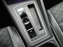 Volkswagen Golf 1.5 eTSI R-Line automaat met electr. schuif panorama dak | Apple Carplay | Navigatie | Achteruitrij camera | Parkeersensoren voor en achter | Electr. schuif panorama dak | Sportstoelen | Sportstuur |