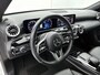 Mercedes-Benz CLA 180 Luxury Line | Keyless Go | Sfeerverlichting | Car Play | Stoelverwarming | Parkeerpakket met Camera | Inclusief 24 maanden Mercedes-Benz Certified garantie voor Europa.