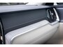 Volvo V60 T6 Plug-in hybrid AWD Ultra Bright | Adaptieve Cruise Control | Dodehoek Detectie | 360 Camera | Adaptieve Koplampen | Head-Up Display | Leder Blond | Elektr. Stoelen | Stoel+Stuurverwarming