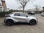 Toyota C-HR 2.0 Plug-in Hybrid 220 Dynamic Toyota navigatie / incl. winterbandenset / Apple Carplay / Android Auto / parkeersensoren voor en achter / adaptive cruise control / stoel- en stuurwielverwarming / parkeercamera / Toyota 10 jaar garantie programma / Toyota
