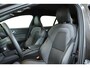 Volvo V60 T6 Plug-in hybrid AWD Plus Dark | Trekhaak | 360 graden camera | Verwarmbare voorstoelen, achterbank en stuurwiel | Premium audio by Harman Kardon | Adaptieve cruise control | Verwarmbare achterbank | Apple carplay/Android auto