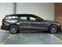 Volvo V60 T6 Plug-in hybrid AWD Plus Dark | Trekhaak | 360 graden camera | Verwarmbare voorstoelen, achterbank en stuurwiel | Premium audio by Harman Kardon | Adaptieve cruise control | Verwarmbare achterbank | Apple carplay/Android auto