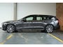 Volvo V60 T6 Plug-in hybrid AWD Plus Dark | Trekhaak | 360 graden camera | Verwarmbare voorstoelen, achterbank en stuurwiel | Premium audio by Harman Kardon | Adaptieve cruise control | Verwarmbare achterbank | Apple carplay/Android auto