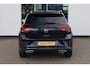Volkswagen T-Roc 1.5 TSI R-Line 150PK / 110kW Achteruitrijcamera, draadloos Apple Carplay & Android Auto, verwarmbare voorstoelen + stuurwiel, dodehoeksensor (Side Assist), parkeerassistent (Park Assist), volledig digtiaal instrumentenpaneel (Digital Cockpit Pro), full LED koplampen, grootlichtassistent, voorstoelen Top-Comfort, parkeersensoren voor + achter, achterklep elektrisch met sensorsturing (Easy Open), DAB+, geen navigatie (bestelbaar), zwarte hemel, extra getint glas achter, 18'' LMV 'Nevada'