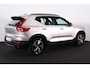 Volvo XC40 B4 Plus Dark - IntelliSafe Assist & Surround - Harman/Kardon audio - Parkeercamera achter - Verwarmde voorstoelen & stuur - Parkeersensoren voor & achter - Elektr. bedienb. voorstoelen met links geheugen - Draadloze tel. lader - Elektr. inklapbare trekhaak - 18' LMV