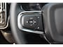 Volvo XC40 B4 Plus Dark - IntelliSafe Assist & Surround - Harman/Kardon audio - Parkeercamera achter - Verwarmde voorstoelen & stuur - Parkeersensoren voor & achter - Elektr. bedienb. voorstoelen met links geheugen - Draadloze tel. lader - Elektr. inklapbare trekhaak - 18' LMV