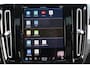Volvo XC40 B4 Plus Dark - IntelliSafe Assist & Surround - Harman/Kardon audio - Parkeercamera achter - Verwarmde voorstoelen & stuur - Parkeersensoren voor & achter - Elektr. bedienb. voorstoelen met links geheugen - Draadloze tel. lader - Elektr. inklapbare trekhaak - 18' LMV
