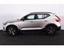 Volvo XC40 B4 Plus Dark - IntelliSafe Assist & Surround - Harman/Kardon audio - Parkeercamera achter - Verwarmde voorstoelen & stuur - Parkeersensoren voor & achter - Elektr. bedienb. voorstoelen met links geheugen - Draadloze tel. lader - Elektr. inklapbare trekhaak - 18' LMV