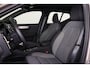 Volvo XC40 B4 Plus Dark - IntelliSafe Assist & Surround - Harman/Kardon audio - Parkeercamera achter - Verwarmde voorstoelen & stuur - Parkeersensoren voor & achter - Elektr. bedienb. voorstoelen met links geheugen - Draadloze tel. lader - Elektr. inklapbare trekhaak - 18' LMV