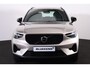Volvo XC40 B4 Plus Dark - IntelliSafe Assist & Surround - Harman/Kardon audio - Parkeercamera achter - Verwarmde voorstoelen & stuur - Parkeersensoren voor & achter - Elektr. bedienb. voorstoelen met links geheugen - Draadloze tel. lader - Elektr. inklapbare trekhaak - 18' LMV