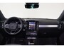 Volvo XC40 B4 Plus Dark - IntelliSafe Assist & Surround - Harman/Kardon audio - Parkeercamera achter - Verwarmde voorstoelen & stuur - Parkeersensoren voor & achter - Elektr. bedienb. voorstoelen met links geheugen - Draadloze tel. lader - Elektr. inklapbare trekhaak - 18' LMV