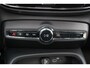 Volvo XC40 B4 Plus Dark - IntelliSafe Assist & Surround - Harman/Kardon audio - Parkeercamera achter - Verwarmde voorstoelen & stuur - Parkeersensoren voor & achter - Elektr. bedienb. voorstoelen met links geheugen - Draadloze tel. lader - Elektr. inklapbare trekhaak - 18' LMV