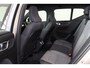 Volvo XC40 B4 Plus Dark - IntelliSafe Assist & Surround - Harman/Kardon audio - Parkeercamera achter - Verwarmde voorstoelen & stuur - Parkeersensoren voor & achter - Elektr. bedienb. voorstoelen met links geheugen - Draadloze tel. lader - Elektr. inklapbare trekhaak - 18' LMV