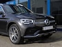 Mercedes-Benz GLC 300e 4M | 2x AMG | Apple Car Play/Android Auto | Draadloos opladen | DAB | Privacy Glas | Stoelverw. | Cruise | Cruise | Pano | LED | Burmester | MBUX Plus | Parksensor V+A | Trekhaak Wegdraaibaar | 20'' AMG |