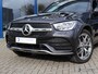 Mercedes-Benz GLC 300e 4M | 2x AMG | Apple Car Play/Android Auto | Draadloos opladen | DAB | Privacy Glas | Stoelverw. | Cruise | Cruise | Pano | LED | Burmester | MBUX Plus | Parksensor V+A | Trekhaak Wegdraaibaar | 20'' AMG |