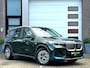 BMW iX1 xDrive30 Launch Edition 67 kWh 313 PK / Automaat / Airco / Apple CarPlay / Navigatie / 360 Camera / Harman-Kardon / Trekhaak / Leder Int / 17" LM Velgen / 1e Eigenaar!