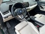 BMW iX1 xDrive30 Launch Edition 67 kWh 313 PK / Automaat / Airco / Apple CarPlay / Navigatie / 360 Camera / Harman-Kardon / Trekhaak / Leder Int / 17" LM Velgen / 1e Eigenaar!