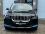BMW iX1 xDrive30 Launch Edition 67 kWh 313 PK / Automaat / Airco / Apple CarPlay / Navigatie / 360 Camera / Harman-Kardon / Trekhaak / Leder Int / 17" LM Velgen / 1e Eigenaar!