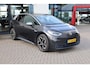 Volkswagen ID.3 First Plus 58 kWh 204PK / 150kW, NL Auto Door ons geleverd en onderhouden, fietsen steunhaak, SOH 88% adaptieve cruise control (acc), LED Matrix (IQ.Lights), achteruitrijcamera (rear view), keyless start & entry, 19" LMV, elektrisch verstel-, verwarm- en inklapbare buitenspiegels (spiegel pakket), verwarmbare voorstoelen, DAB+, navigatie, Apple Carplay & Android Auto, parkeersensoren voor en achter (pdc), multifunctioneel lederen stuurwiel etc.