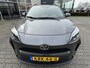 Toyota Yaris Cross HYBRID 115 FIRST EDITION ALL-SEASON STOEL/STUURVERW APPLE/ANDROID NAVI CLIMA AD-CRUISE 17” LM-VELGEN