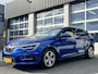 Renault Megane Estate 1.3 TCe Intens Airco Trekhaak 1700kg trekgewicht Cruise control Head up display Parkeersensoren voor en achter Telefoonverbinding Stuurwielbediening 5-Persoons Navigatiesysteem Lichtmetalenvelgen
