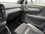 Volvo XC40 1.5 T3 R-Design | Trekhaak | Stoel- en Stuurverwarming | Achteruitrijcamera | Parkeersensoren Voor en Achter | 19 Inch Velgen | Voorruitverwarming | Getint Glas | Keyless | Navigatie | Apple Carplay / Android Auto | Nubuck Bekleding |