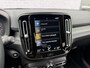 Volvo XC40 1.5 T3 R-Design | Trekhaak | Stoel- en Stuurverwarming | Achteruitrijcamera | Parkeersensoren Voor en Achter | 19 Inch Velgen | Voorruitverwarming | Getint Glas | Keyless | Navigatie | Apple Carplay / Android Auto | Nubuck Bekleding |