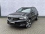 Volvo XC40 1.5 T3 R-Design | Trekhaak | Stoel- en Stuurverwarming | Achteruitrijcamera | Parkeersensoren Voor en Achter | 19 Inch Velgen | Voorruitverwarming | Getint Glas | Keyless | Navigatie | Apple Carplay / Android Auto | Nubuck Bekleding |