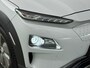 Hyundai Kona Electric EV PREMIUM 64 kWh | SoH 95% | TWO TONE | NAVI | CLIMA | CRUISE | CAMERA | HUD | LEDER | STUUR- & STOELVERWARMING | PDC VOOR & ACHTER | DODEHOEK DETECTIE | KREILL | PRIVACY GLASS | WLTP 481 KM! |