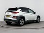 Hyundai Kona Electric EV PREMIUM 64 kWh | SoH 95% | TWO TONE | NAVI | CLIMA | CRUISE | CAMERA | HUD | LEDER | STUUR- & STOELVERWARMING | PDC VOOR & ACHTER | DODEHOEK DETECTIE | KREILL | PRIVACY GLASS | WLTP 481 KM! |