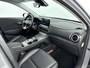 Hyundai Kona Electric EV PREMIUM 64 kWh | SoH 94%! | 3 FASEN | WARMTEPOMP | STOEL- & STUURVERWARMING | STOELVENTILATIE | CRUISE ADAPT. | DODEHOEKDETECTIE | CAMERA | LEDER | NAVI | CLIMA |