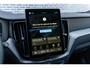 Volvo XC60 2.0 T6 Plug-in hybrid AWD Ultra Black Edition | Facelift | Trekhaak | Harman Kardon Audio | Head-up Display | 360 Graden Camera | Panoramadak | Lichtmetalen Velgen 21 inch | Elektrisch Verstelbare Voorstoelen | Keyless Entry | BLIS