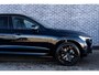 Volvo XC60 2.0 T6 Plug-in hybrid AWD Ultra Black Edition | Facelift | Trekhaak | Harman Kardon Audio | Head-up Display | 360 Graden Camera | Panoramadak | Lichtmetalen Velgen 21 inch | Elektrisch Verstelbare Voorstoelen | Keyless Entry | BLIS