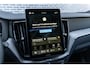 Volvo XC60 2.0 T6 Plug-in hybrid AWD Ultra Black Edition | Facelift | Trekhaak | Harman Kardon Audio | Head-up Display | 360 Graden Camera | Panoramadak | Lichtmetalen Velgen 21 inch | Elektrisch Verstelbare Voorstoelen | Keyless Entry | BLIS