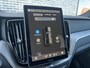 Volvo XC60 2.0 T6 Plug-in hybrid AWD Ultra Black Edition | Trekhaak | Harman Kardon Audio | Head-up Display | 360 Graden Camera | Panoramadak | Lichtmetalen Velgen 21 inch | Elektrisch Verstelbare Voorstoelen | Keyless Entry | BLIS