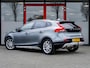 Volvo V40 Cross Country 1.5 T3 Polar+ Luxury | Trekhaak | Harman & Kardon | Panoramadak | Stoelverwarming | Camera | LED Koplampen | Rundlederen Bekleding | Navigatie | Keyless Entry | DAB+ | Privacy Glas | Metallic Lak |