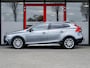 Volvo V40 Cross Country 1.5 T3 Polar+ Luxury | Trekhaak | Harman & Kardon | Panoramadak | Stoelverwarming | Camera | LED Koplampen | Rundlederen Bekleding | Navigatie | Keyless Entry | DAB+ | Privacy Glas | Metallic Lak |