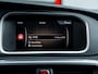 Volvo V40 Cross Country 1.5 T3 Polar+ Luxury | Trekhaak | Harman & Kardon | Panoramadak | Stoelverwarming | Camera | LED Koplampen | Rundlederen Bekleding | Navigatie | Keyless Entry | DAB+ | Privacy Glas | Metallic Lak |