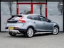 Volvo V40 Cross Country 1.5 T3 Polar+ Luxury | Trekhaak | Harman & Kardon | Panoramadak | Stoelverwarming | Camera | LED Koplampen | Rundlederen Bekleding | Navigatie | Keyless Entry | DAB+ | Privacy Glas | Metallic Lak |