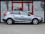 Volvo V40 Cross Country 1.5 T3 Polar+ Luxury | Trekhaak | Harman & Kardon | Panoramadak | Stoelverwarming | Camera | LED Koplampen | Rundlederen Bekleding | Navigatie | Keyless Entry | DAB+ | Privacy Glas | Metallic Lak |