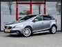 Volvo V40 Cross Country 1.5 T3 Polar+ Luxury | Trekhaak | Harman & Kardon | Panoramadak | Stoelverwarming | Camera | LED Koplampen | Rundlederen Bekleding | Navigatie | Keyless Entry | DAB+ | Privacy Glas | Metallic Lak |