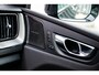 Volvo XC60 2.0 T6 Plug-in hybrid AWD Plus Black Edition | Adaptieve Cruise Control | Panoramadak | Harman Kardon Audio | Stoel-/Stuur-/Voorruitverwarming | Dodehoek Detectie | 360° Parkeercamera |