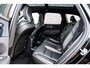 Volvo XC60 2.0 T6 Plug-in hybrid AWD Plus Black Edition | Adaptieve Cruise Control | Panoramadak | Harman Kardon Audio | Stoel-/Stuur-/Voorruitverwarming | Dodehoek Detectie | 360° Parkeercamera |