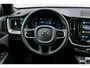 Volvo XC60 2.0 T6 Plug-in hybrid AWD Plus Black Edition | Adaptieve Cruise Control | Panoramadak | Harman Kardon Audio | Stoel-/Stuur-/Voorruitverwarming | Dodehoek Detectie | 360° Parkeercamera |