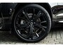 Volvo XC60 2.0 T6 Plug-in hybrid AWD Plus Black Edition | Adaptieve Cruise Control | Panoramadak | Harman Kardon Audio | Stoel-/Stuur-/Voorruitverwarming | Dodehoek Detectie | 360° Parkeercamera |