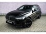 Volvo XC60 2.0 T6 Plug-in hybrid AWD Plus Black Edition | Adaptieve Cruise Control | Panoramadak | Harman Kardon Audio | Stoel-/Stuur-/Voorruitverwarming | Dodehoek Detectie | 360° Parkeercamera |