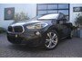 BMW X2 SDrive20i M-Sport Automaat - LED - ELEK KOFFERKLEP - TREKHAAK - HEADUP - NAVI GROOT - STOEL VERW - ALCANTARA - BMW CONNECT!