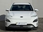 Hyundai Kona Electric EV Comfort Smart 64 kWh / Accu SOH 100% / Fabrieksgarantie tot 2-2027 / 8 Jaar Batterij Garantie / Warmtepomp / Dealer Onderhouden / Adaptieve Cruise / Stuur- en stoelverwarming / Navigatie / Camera / Apple Carplay & Android Auto / CCS Laden /