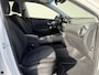 Hyundai Kona Electric EV Comfort Smart 64 kWh / Accu SOH 100% / Fabrieksgarantie tot 2-2027 / 8 Jaar Batterij Garantie / Warmtepomp / Dealer Onderhouden / Adaptieve Cruise / Stuur- en stoelverwarming / Navigatie / Camera / Apple Carplay & Android Auto / CCS Laden /